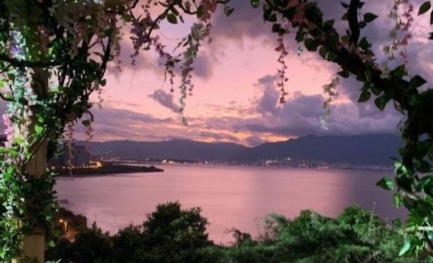 景甜美景当前仍认真看剧本 长发如瀑侧颜小巧精致