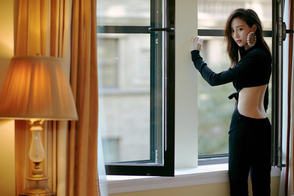 时装周开启，景甜孟美岐何穗排排座，张钧宁一个转身抢了所有风头