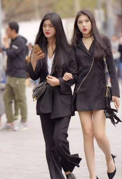 「长裙」街拍:小姐姐身穿长裙,走起路来十分飘逸,女神范十足
