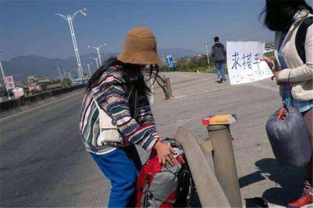 川藏线背包女“RB”代表什么?为什么都爱靠它搭车,看完你就知道