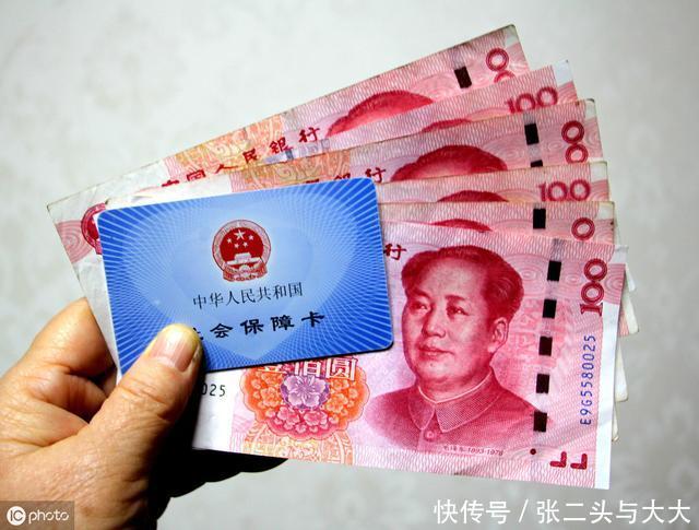  养老金■到退休年龄继续在原单位工作，养老金会被单位领取吗？