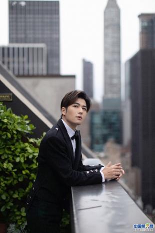 陈学冬受邀纽约时装周看秀 演绎摩登大楼下的古典