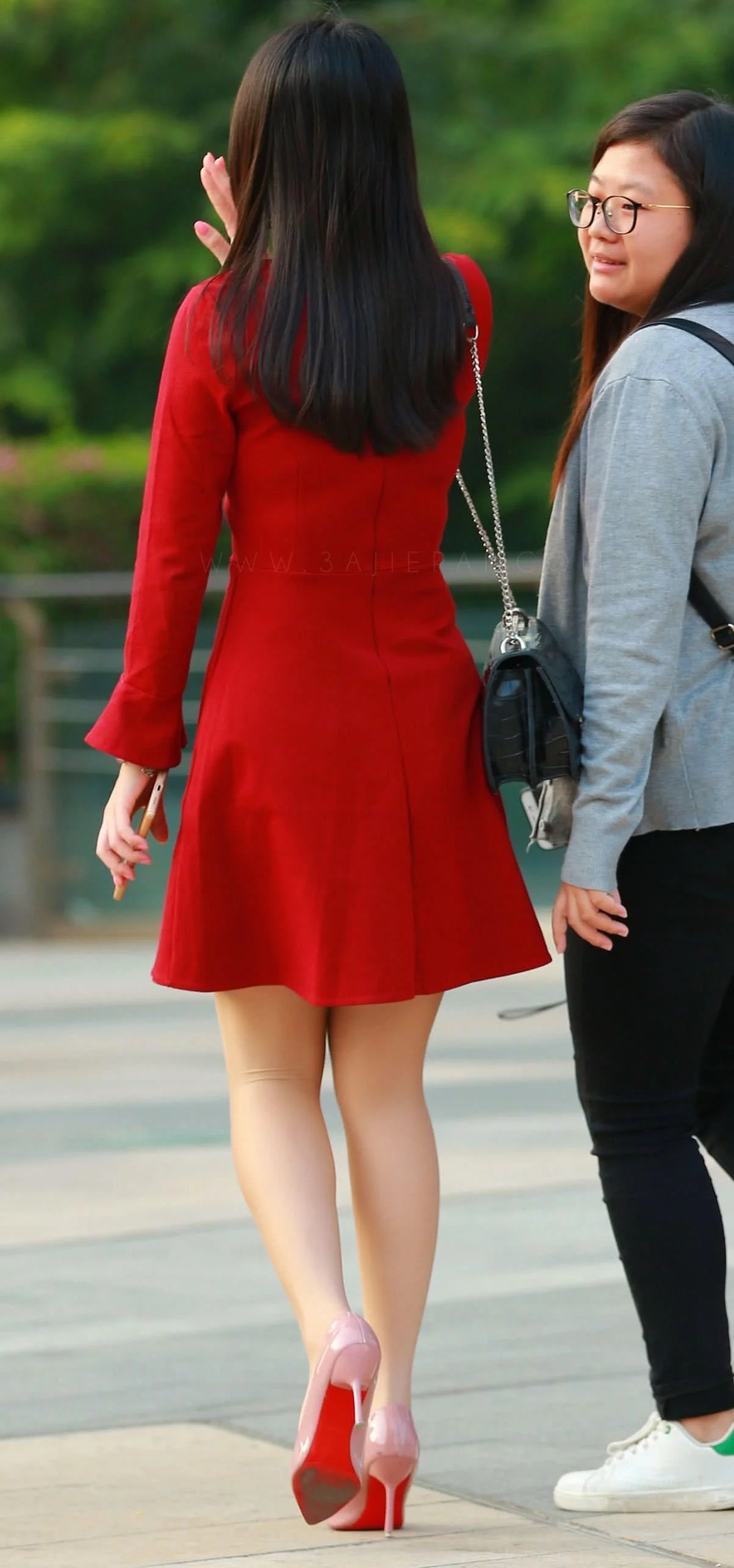 气质小姐姐亮红连衣裙浑圆曲线好身材，肉色丝袜配高跟引来众人炙