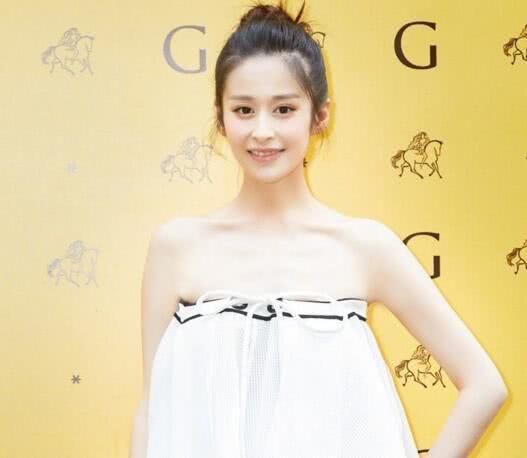 一字抹胸裙虽美但很难驾驭，杨幂刘亦菲一穿上就暴露了身材缺点