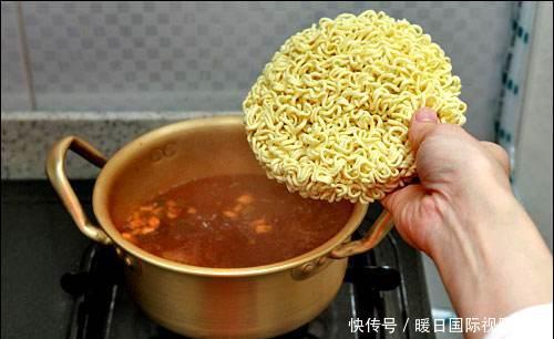 韩国游客来中国, 在火车上看到中国人吃方便面