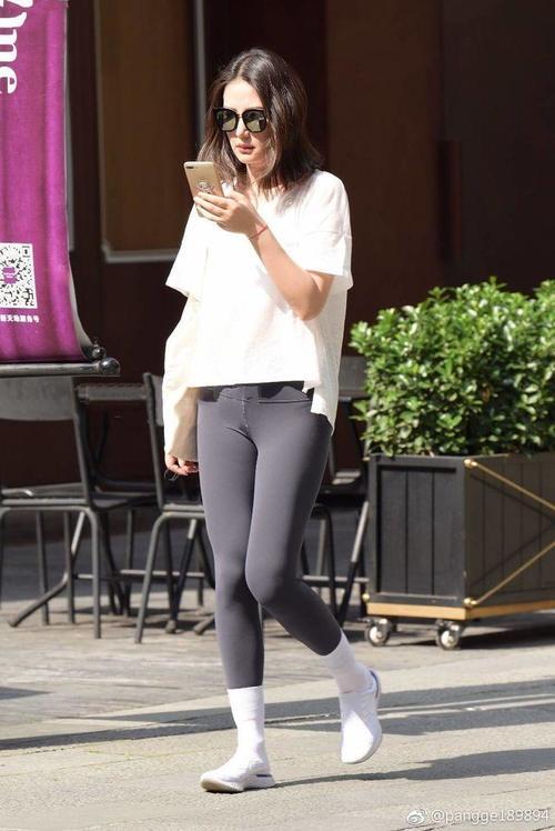 路人街拍,小姐姐选择了一款黑色的紧身裤,自然清新,充满动感