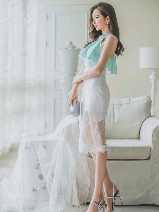  白色|李妍静，一件浅绿色背心配白色半身裙