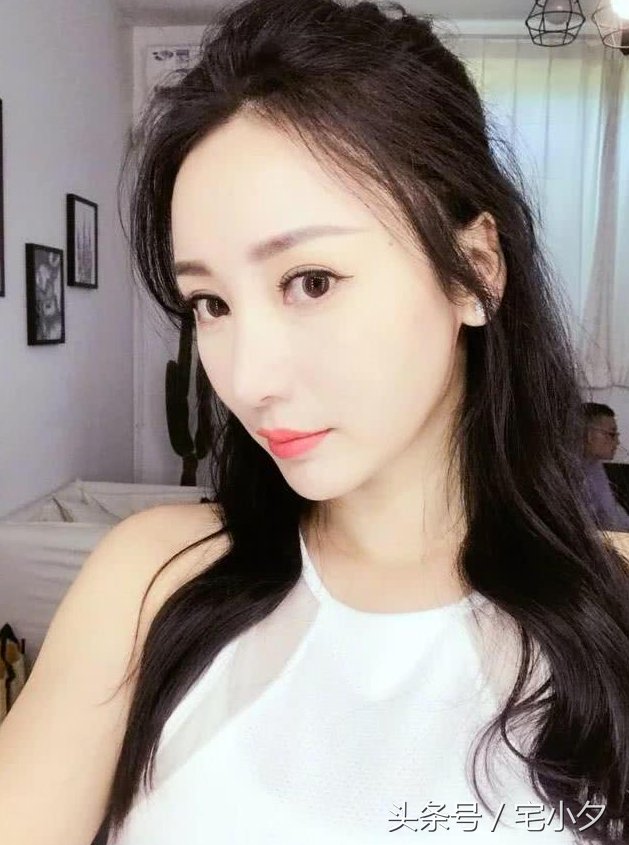 柳岩一身粉色连衣裙写真，大胆漏出事业线