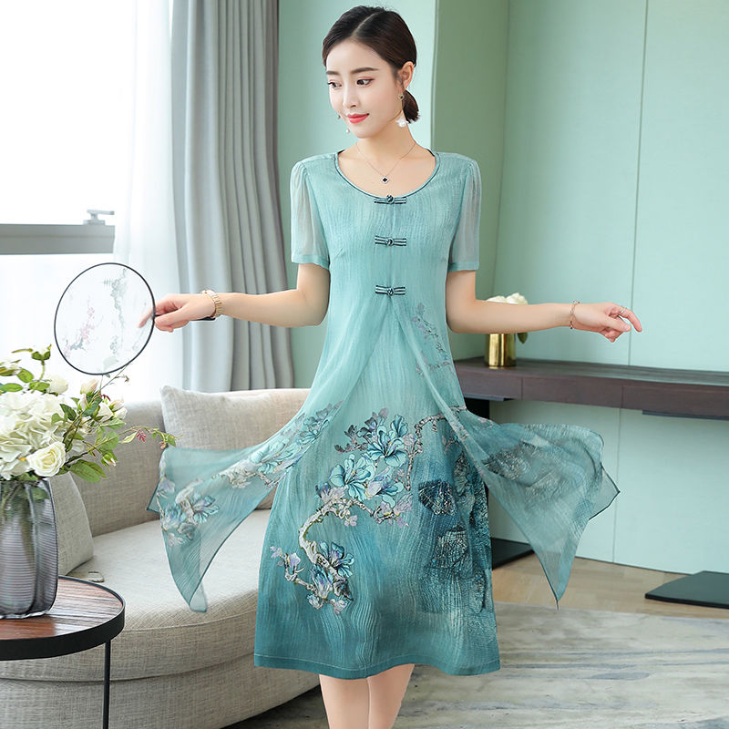 任何年龄段的女人穿上旗袍，都惊艳得让人挪不开眼，美到炸