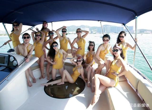 这些比基尼大姐真时尚，竟在游艇上秀身材，网友：好迷人