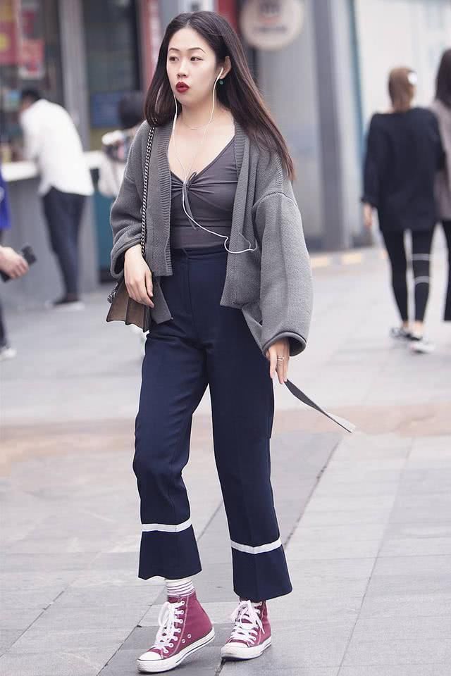 街拍:曼妙身姿的打底裤美女，婀娜的身姿，太棒了!