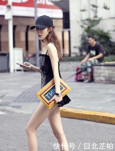  「吊带」这吊带短裙的光泽度，和玻璃有一拼