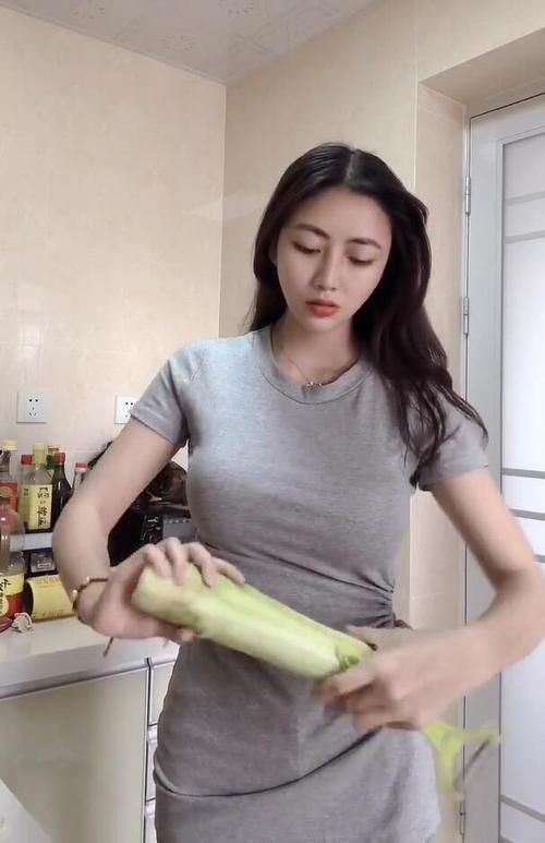  「气质」下厨的时尚美女，居家休闲打扮，时尚美范塑造好气质!