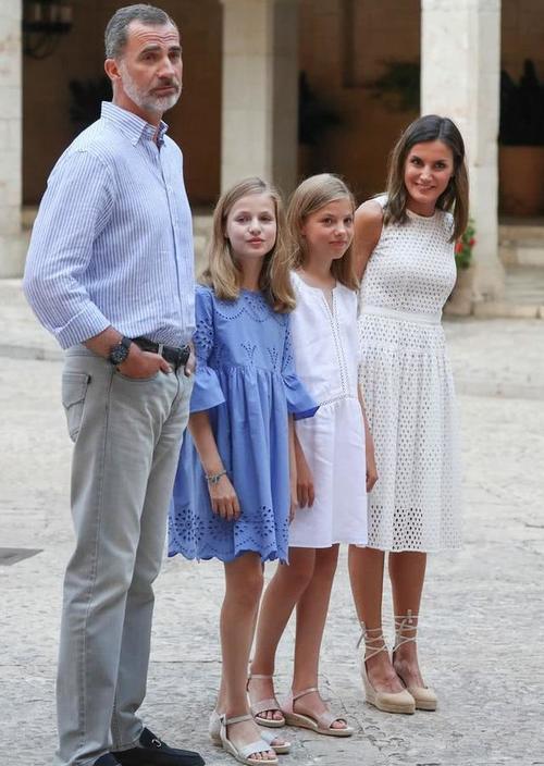 西班牙女王穿短裤度假颠覆你的想象，女王穿短裤是什么样呢