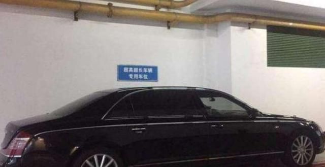  『迈巴赫62s』占有小号停车位，挂黄色车牌，谁的迈巴赫那么牛？