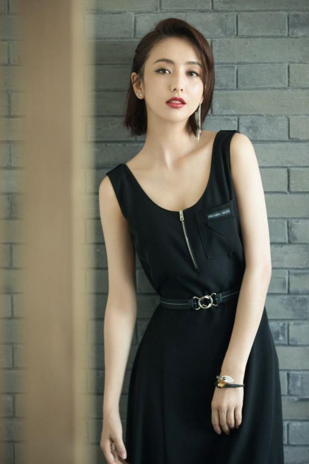 佟丽娅不仅是苗条，身高165体重80，这是干瘦的表现！