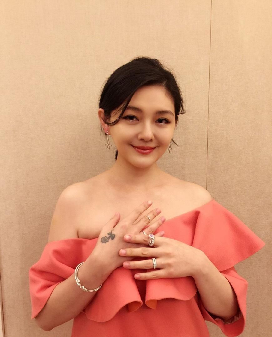 42岁大S真会穿!身着粉色连衣裙显小20岁，网友:小S都没你会穿