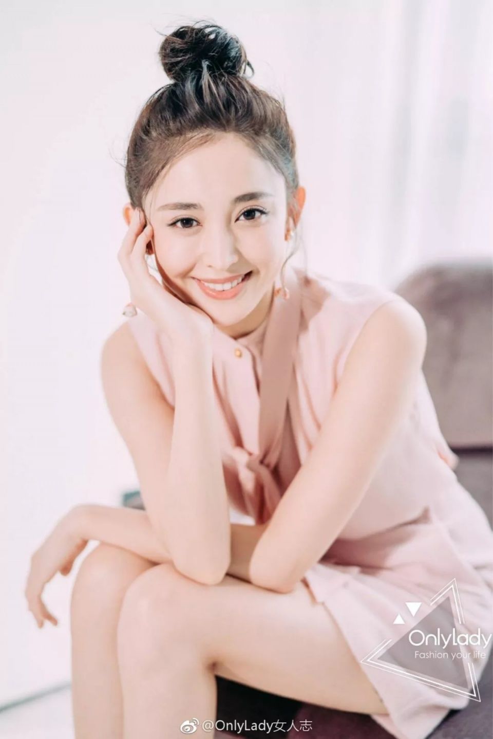 娜扎预测黄铜包边帆布鞋将成爆款，Tory Burch把浪漫融入运动风!