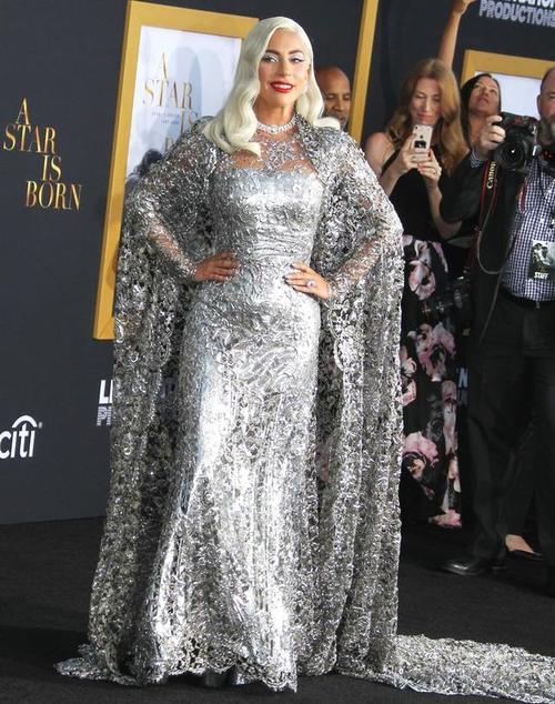 Lady Gaga出席电影首映式，她这身银装造型相当抢眼！