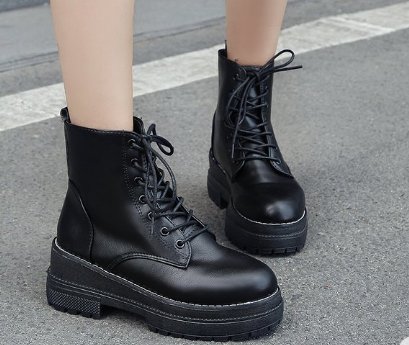 凌晨新上架“马丁靴”，防滑耐磨，逛街许久脚不累，妈妈必备鞋