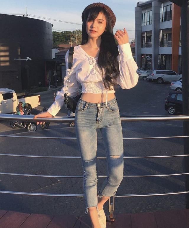 好穿百搭的牛仔裤，小姐姐穿上显得格外好看，十分夺目！