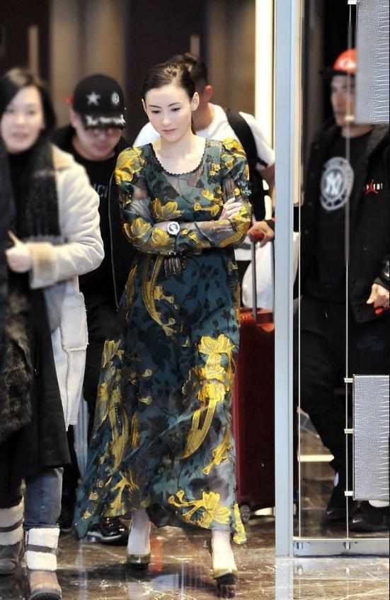 张柏芝风韵犹存，穿烂大街的裙子都能美翻，普通人无人能驾驭