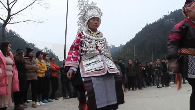 中国最性感的民族，可有个民族的女生，几千年来竟然都是穿的短裙