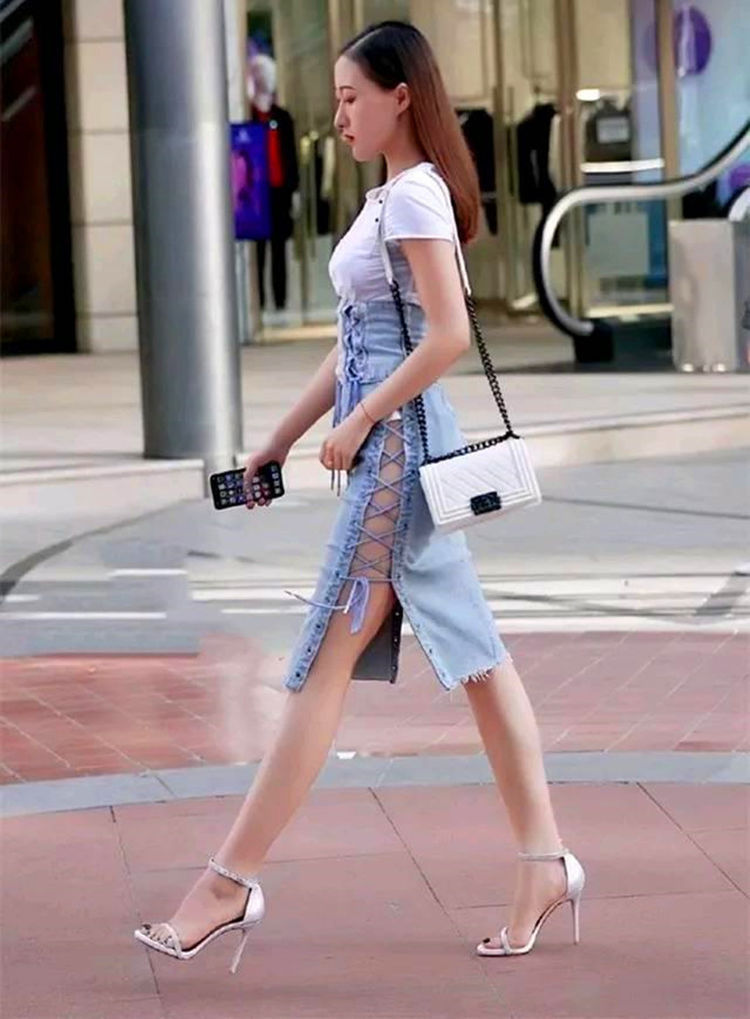 时尚街拍：美女迷人曲线尽现，给人小清新的感觉，优雅的身姿性感