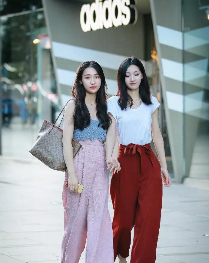  『美女』街拍打底裤美女,彰显女人精致优雅气质,散发时尚气场