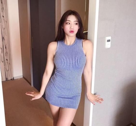 时尚潇洒的紧身裙美女，身材比例一级棒，很招人喜欢！