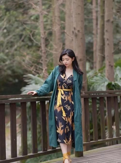  [碎花]碎花连衣裙怎么穿才时髦？学学这些潮流搭配，轻松摆脱土俗感