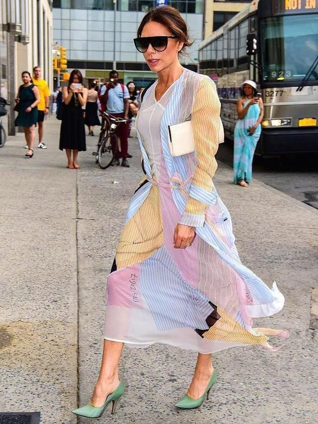 本以为贝嫂的条纹裙够少女了,不料卡戴珊62岁的老妈更厉害!