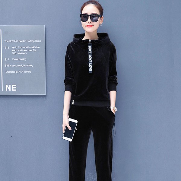 穿腻了裙子，试试这些金丝绒套装，秋天出去玩，轻便温暖又美丽