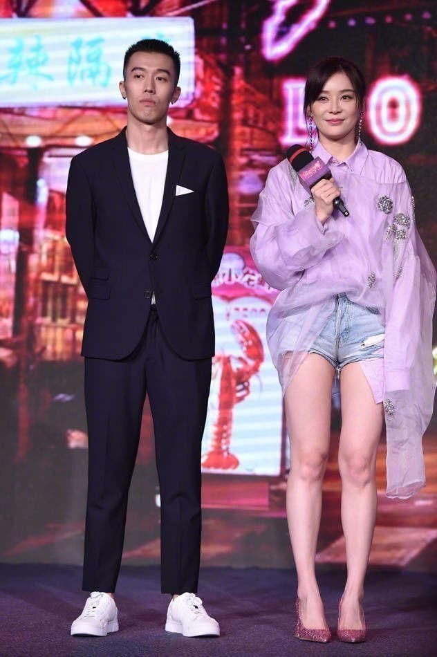 以为穿上“流行紫”就是梦幻少女?真想帮袁姗姗把袖子剪掉!