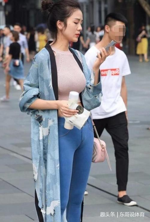 完美紧身打底裤美女，凹凸有致好身材，魅力十足很吸睛