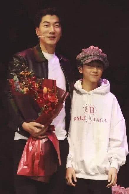  『粉丝』张亮掐点发博为前妻庆生，配图满含爱意，粉丝坚持喊寇静为嫂子