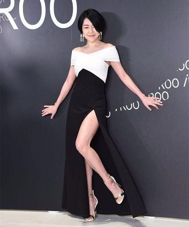 小S手舞足蹈扭个不停，卖力凹出S曲线!网友:踩“银针”好吓人!