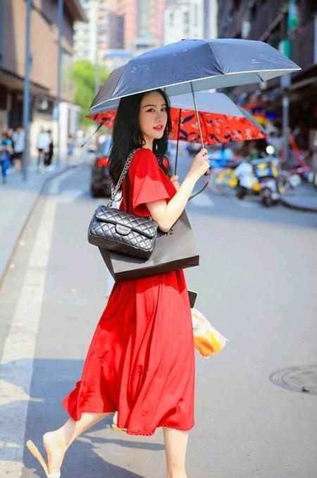  『美女』街拍：艳若桃李的美女，一条红色的连衣裙，优雅气质迷人风采