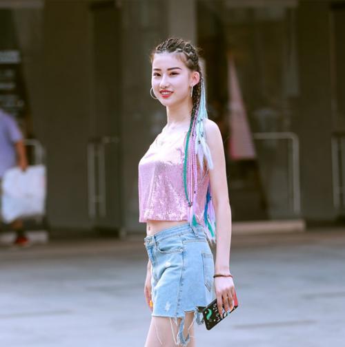 时尚又柔美的打底裤小姐姐展露独特魅力，勾勒出迷人有致的曲线！