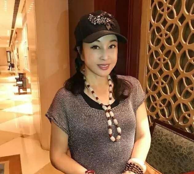 #显得#刘晓庆别装年轻了，脖子上的皱纹真藏不住，怎么看都是老年人！