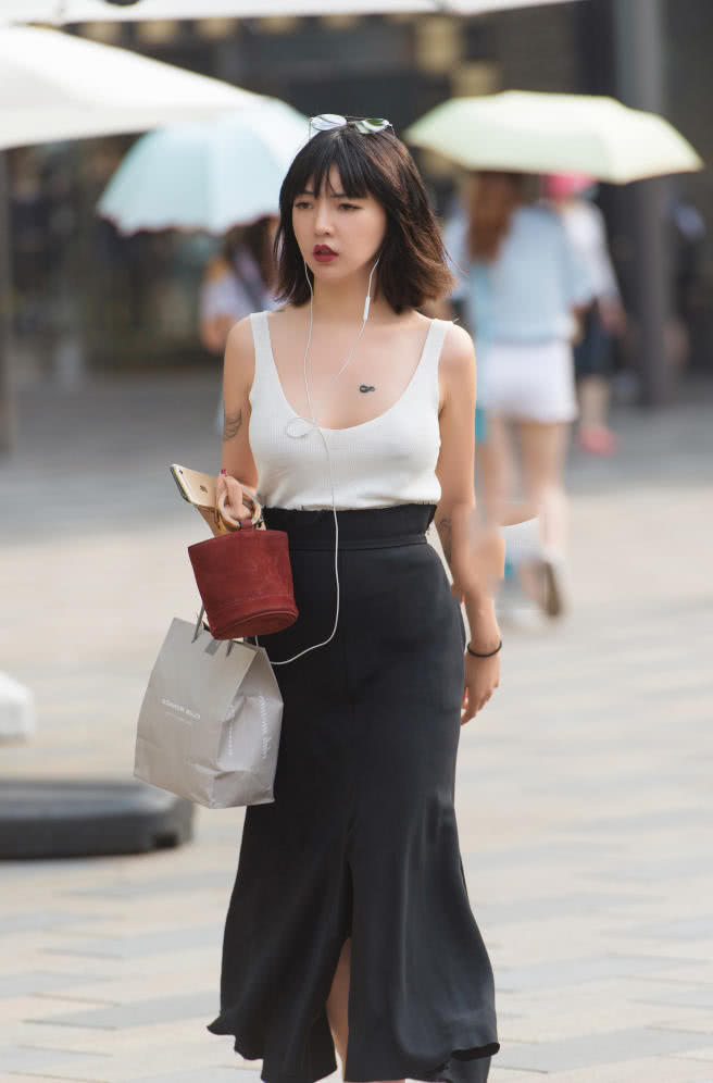 清纯小姐姐有个不平凡的心，大胆的低胸装，让生活更加的多姿多彩