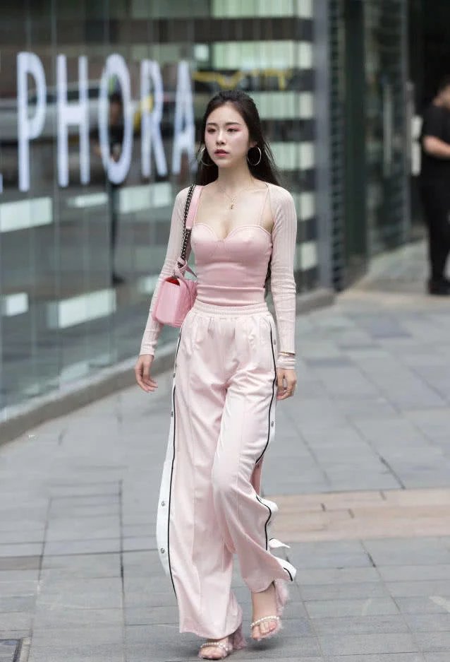 街拍长相秀丽气质优雅脱俗的性感少妇,吊带敢这么穿也是没谁了