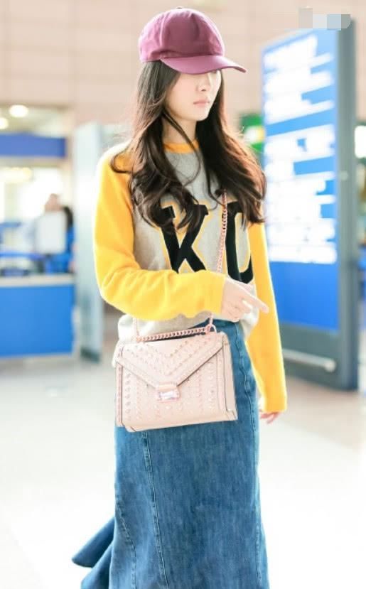 久违的机场秀，杨幂打扮时尚化身少女幂!