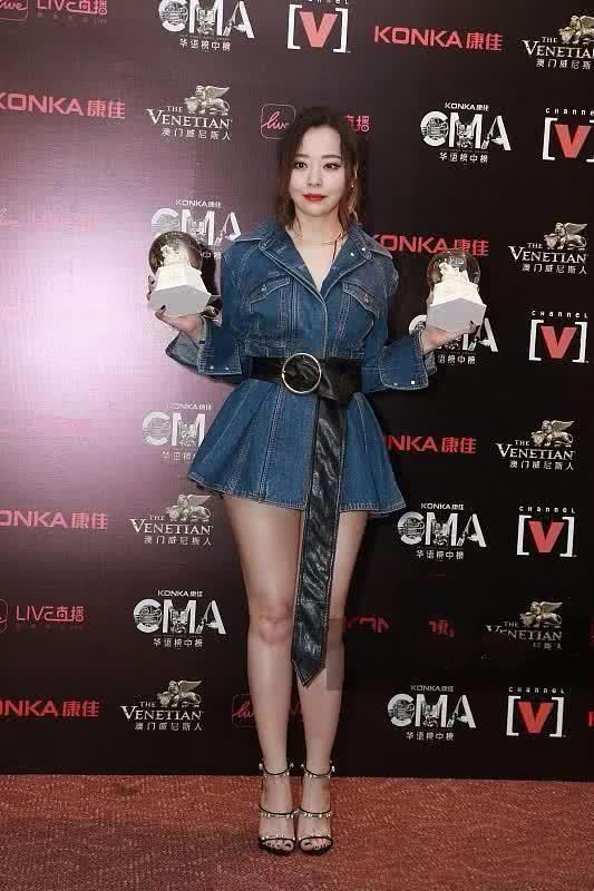 张靓颖花时间打扮，穿十几岁姑娘短裙，看着是年轻了，可腿好粗！