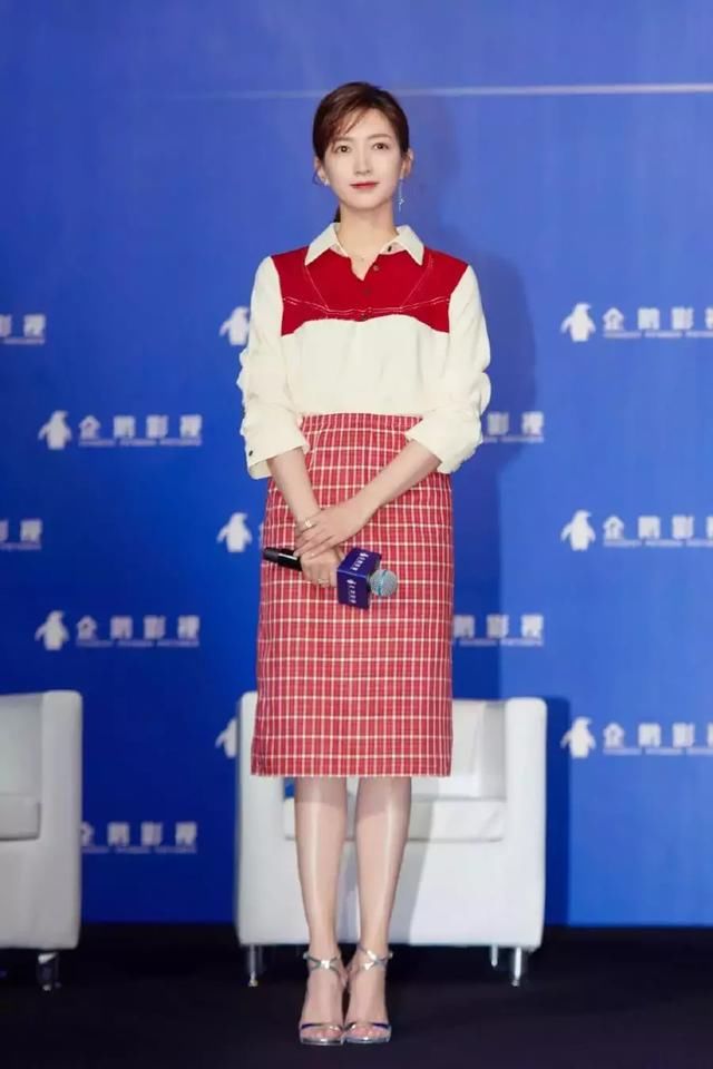 江疏影深V短裙露沟又秀长腿，亮片太多像炸毛，上半身像胖20斤