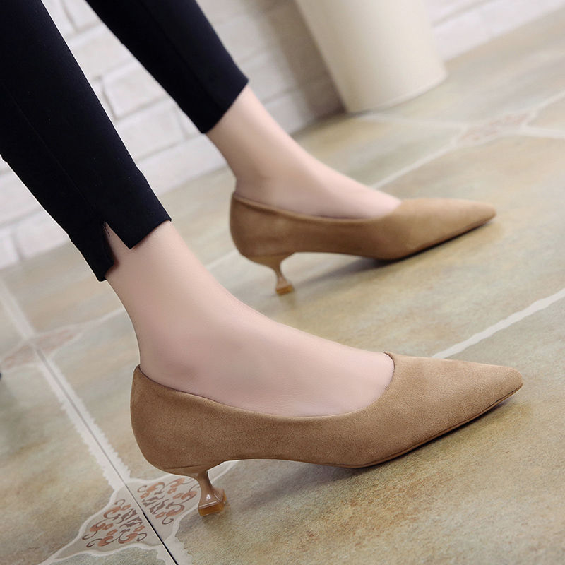 夏日少不了尖头高跟鞋，穿上显脚长又白皙