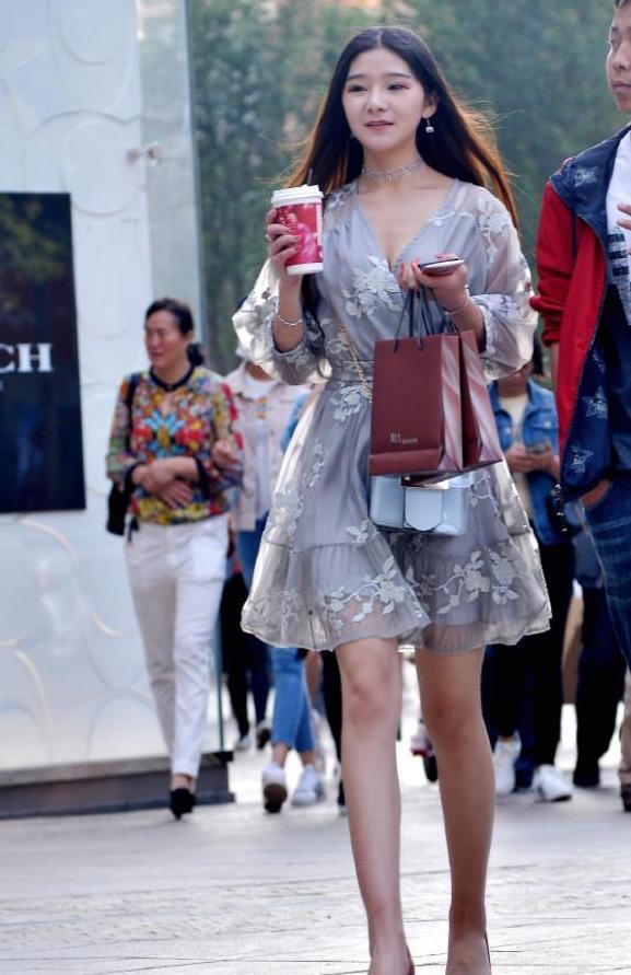 这位时尚小姐姐长相甜美可爱，很有魅力!