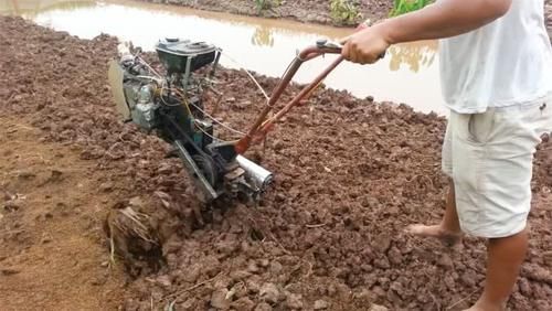 农村小哥自制“摩托车”松土机，300元造一台，一天松土6亩地