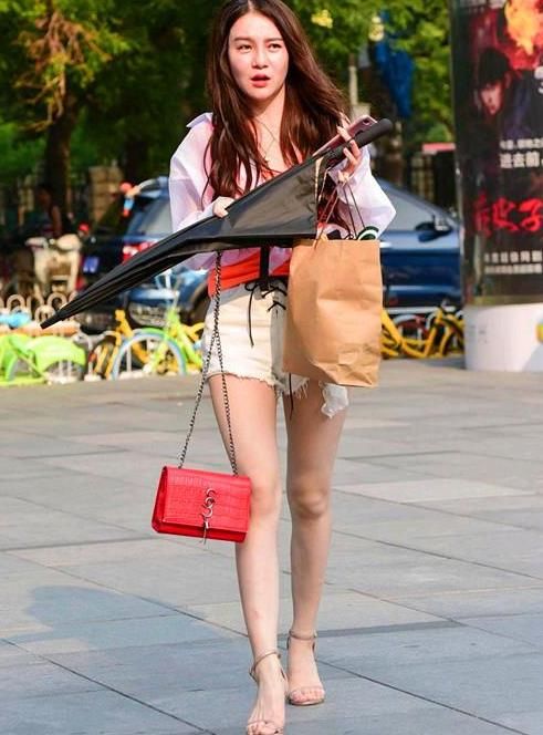  [气质]潮范儿女神来了，街拍：身材苗条的小姐姐，一条黑色的连衣裙，时尚唯美气质