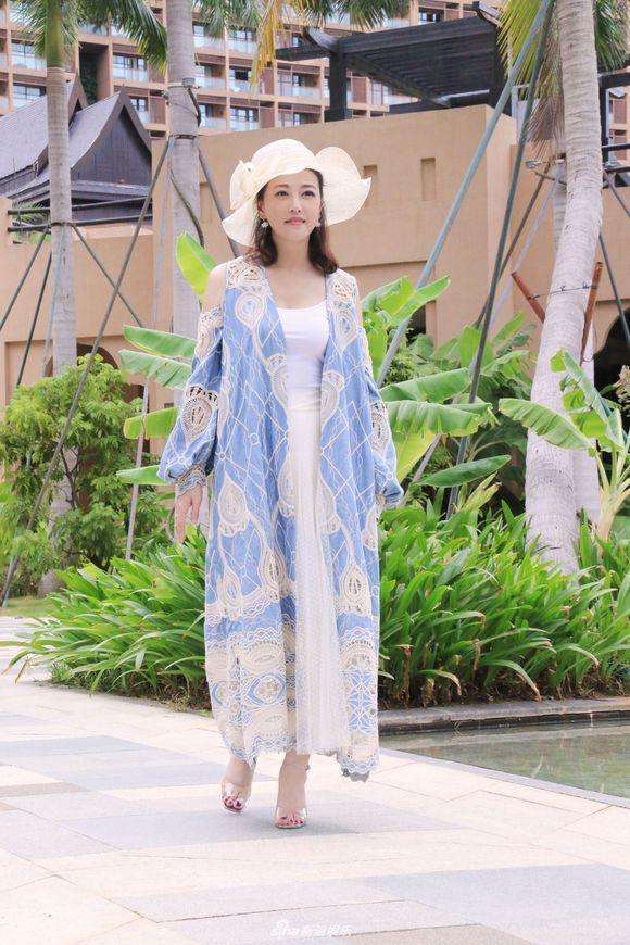 周海媚亮相活动, 粉色毛衣配上一口大黄牙, 网友直呼: 辣眼睛!